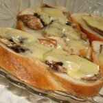 Горячие бутерброды с грибами и сыром